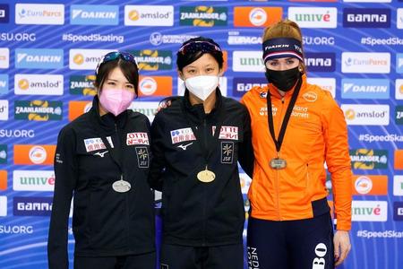 女子１５００メートルで優勝しメダルを胸にする高木美帆（中央）。左は２位の佐藤綾乃＝ソルトレークシティー（ＡＰ＝共同）