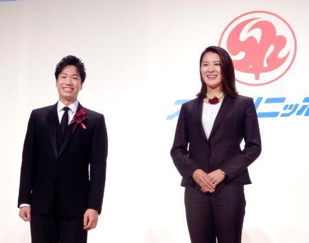 　スポーツニッポン新聞社主催の表彰式に出席した競泳女子の大橋悠依。左は水谷隼さん＝６日、東京都内