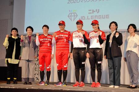 　会見に出席した上野由岐子（左から４人目）らＪＤリーグに参加する選手たち＝東京・品川