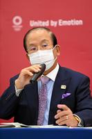 　道陣の質問に答える武藤敏郎事務総長（代表撮影）