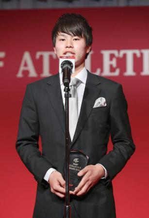 　「アスレティックス・アワード」で最優秀選手に選ばれ、スピーチする池田向希＝９日、東京都内（代表撮影）