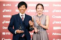 　笑顔を見せる鈴木健吾（左）と一山麻緒（写真提供：日本陸上競技連盟／フォート・キシモト）