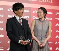 　表彰式後、笑顔の鈴木健吾と一山麻緒（代表撮影）