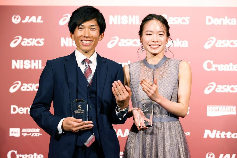 　笑顔を見せる鈴木健吾（左）と一山麻緒（写真提供：日本陸上競技連盟／フォート・キシモト）