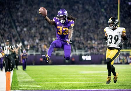 ＮＦＬ、バイキングズが６勝目第１４週第１日