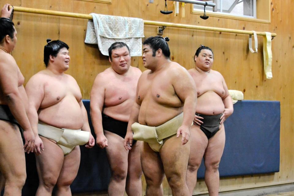 　志摩ノ海と言葉を交わす宇良（左から２人目）＝代表撮影