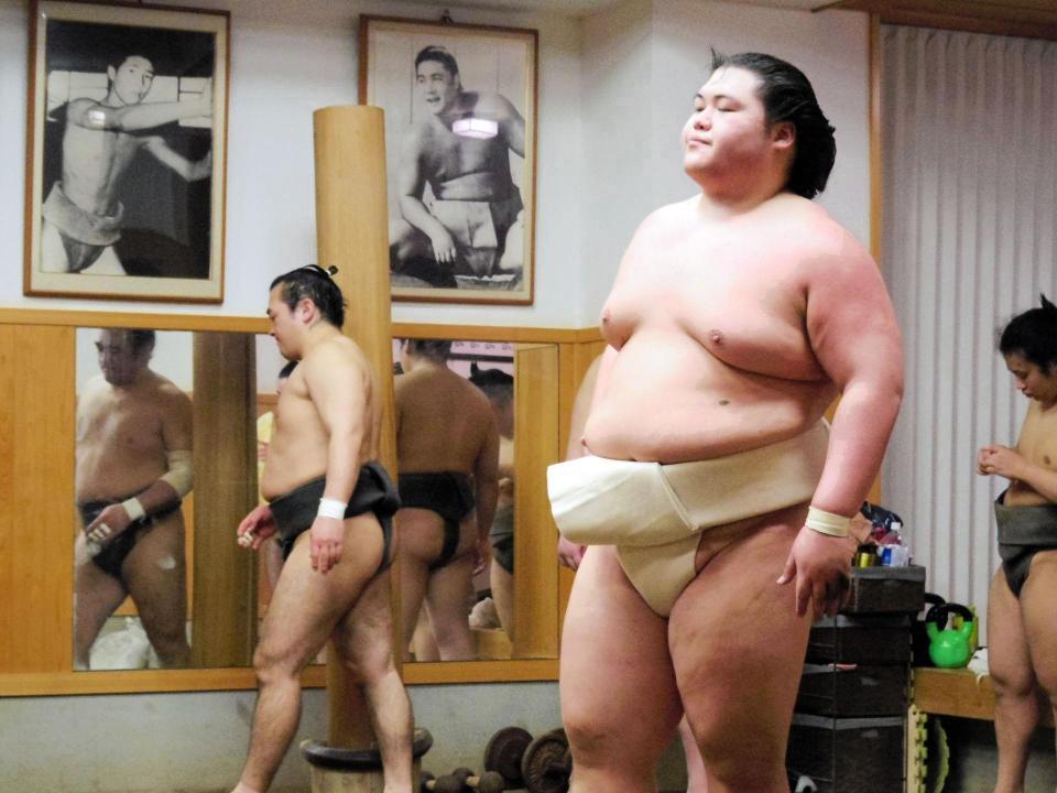 　来年初場所へ向け稽古する王鵬。稽古場には祖父・大鵬の写真（代表撮影）