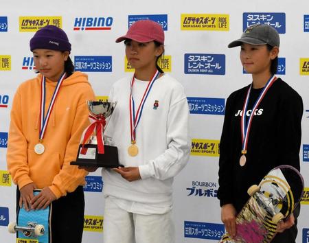 　初優勝した赤間凜音（中央）、２位の西矢椛（左）、伊藤美優