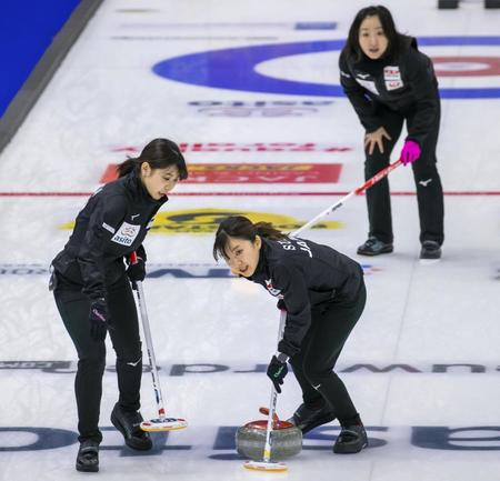 　女子１次リーグ　チェコ戦でプレーするロコ・ソラーレの（手前右から）鈴木、吉田夕。奥は藤沢＝レーワルデン（Ｓｔｅｖｅ　Ｓｅｉｘｅｉｒｏ氏提供・共同）