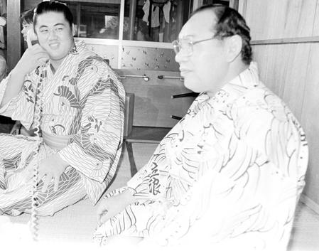 ８６年７月、名古屋場所後の北尾さん（左、のちの横綱双羽黒）と先代立浪親方の安念治さん
