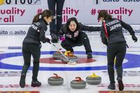 　女子１次リーグ　チェコ戦でプレーするロコ・ソラーレの（左から）鈴木、藤沢、吉田夕＝レーワルデン（Ｓｔｅｖｅ　Ｓｅｉｘｅｉｒｏ氏提供・共同）