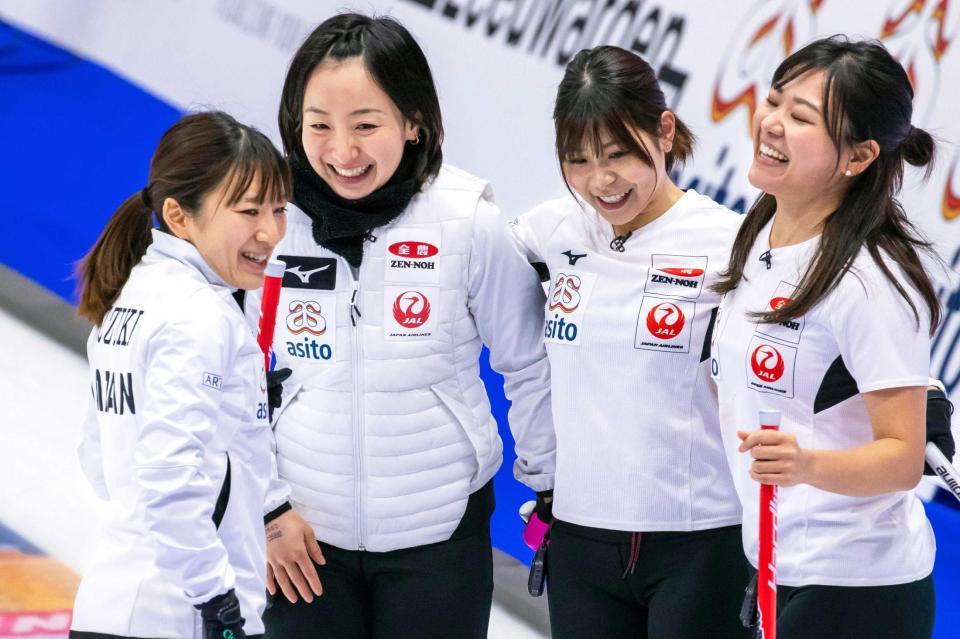 　開幕２連勝したロコ・ソラーレの（左から）鈴木、藤沢、吉田夕、吉田知（Ｓｔｅｖｅ　Ｓｅｉｘｅｉｒｏ氏提供・共同）