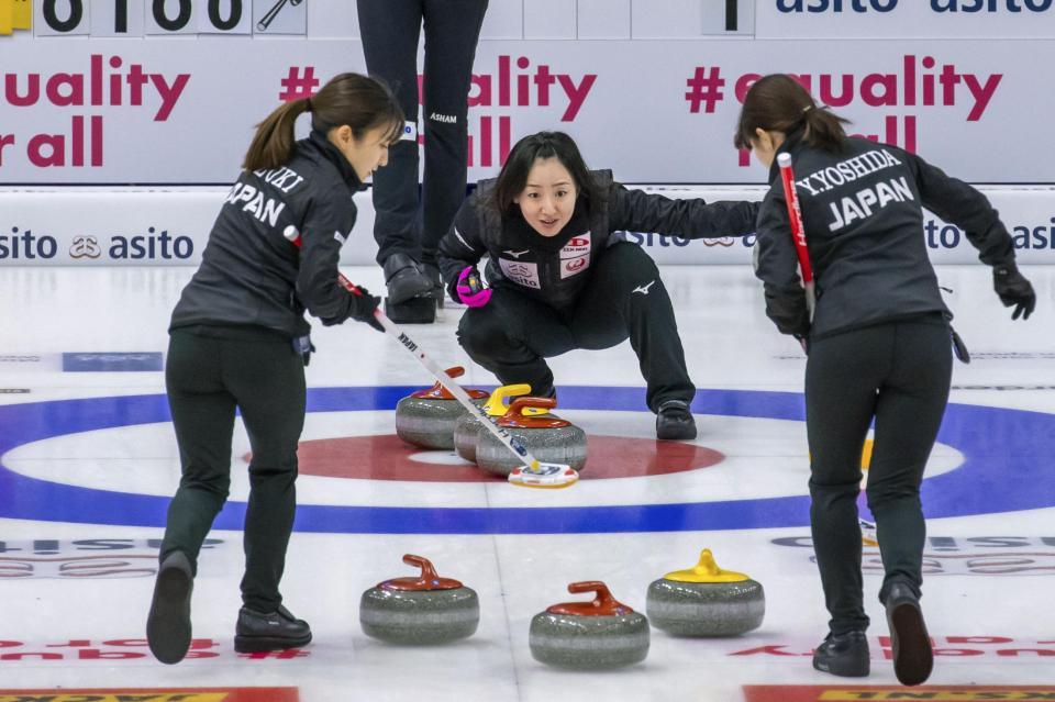 　女子１次リーグ　チェコ戦でプレーするロコ・ソラーレの（左から）鈴木、藤沢、吉田夕＝レーワルデン（Ｓｔｅｖｅ　Ｓｅｉｘｅｉｒｏ氏提供・共同）
