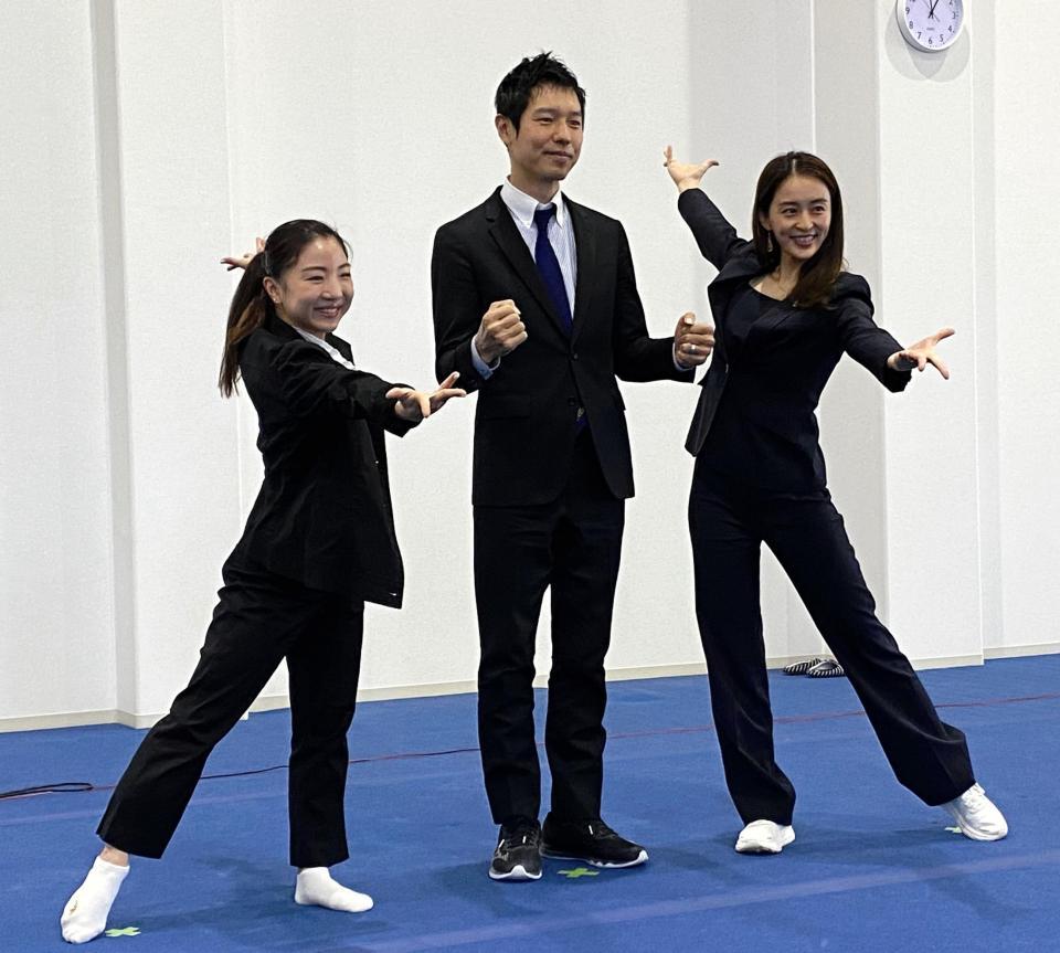 体操のエキシビションイベント開催を発表した水鳥寿思氏と、出演者の田中理恵さん（右）と寺本明日香（左）＝川崎市内