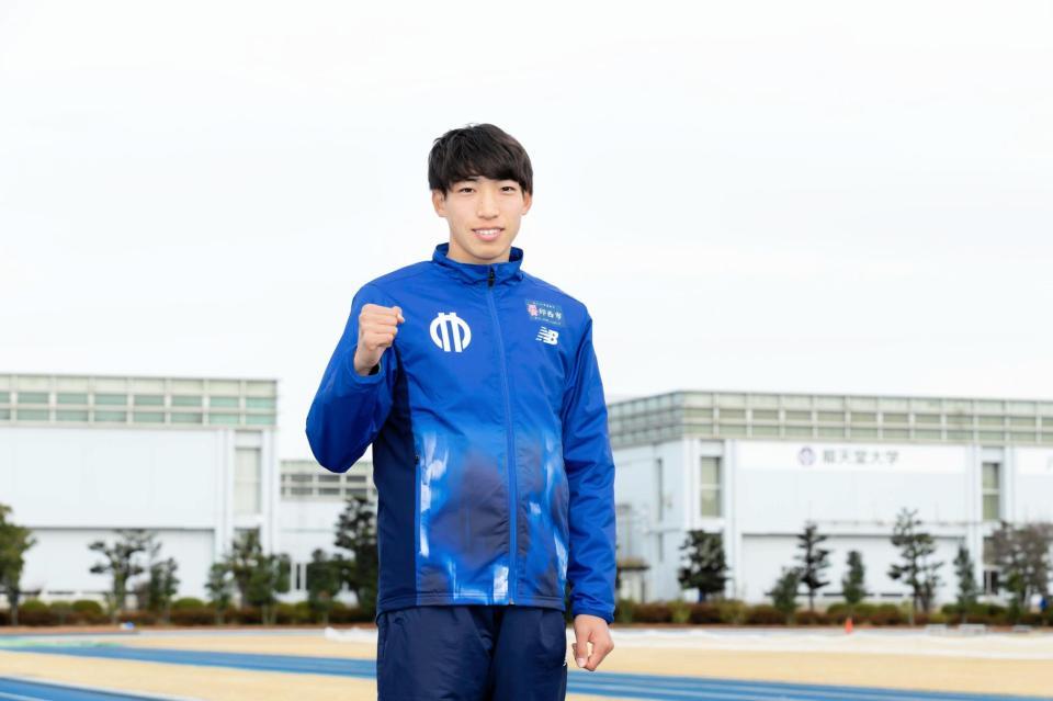 笑顔でガッツポーズをする三浦龍司＝順大提供