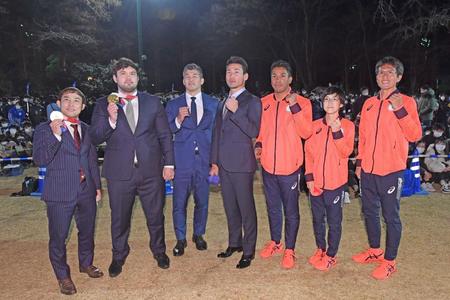 　報告会を行った（左から）柔道の高藤直寿、ウルフ・アロン、井上康生監督、陸上の塚原直貴コーチ、デーデー・ブルーノ、パラ陸上の青山由佳、志田淳（撮影・金田祐二）