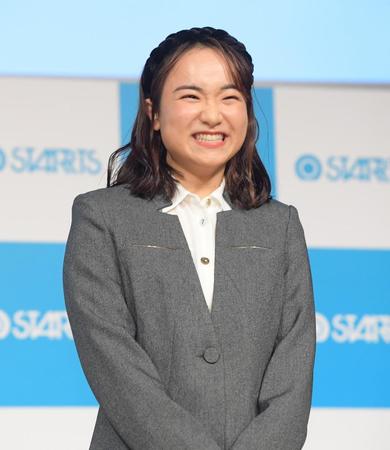 　グレーのスーツにカチューシャ姿で登場した伊藤美誠（撮影・伊藤笙子）