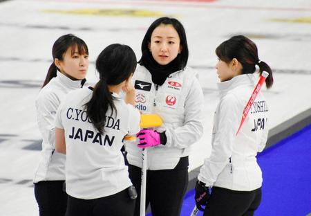 　トルコ戦で作戦を練るロコ・ソラーレの（左から）鈴木、吉田知、藤沢、吉田夕＝レーワルデン（共同）