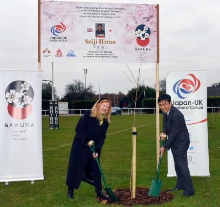 　１６日、ロンドン南西部リッチモンドで開かれた平尾誠二さんをしのぶ桜の植樹記念式典に参加した伊藤毅駐英日本公使（右）（共同）