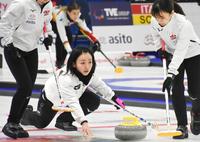 　トルコ戦でショットを放つ藤沢（中央）＝レーワルデン（共同）