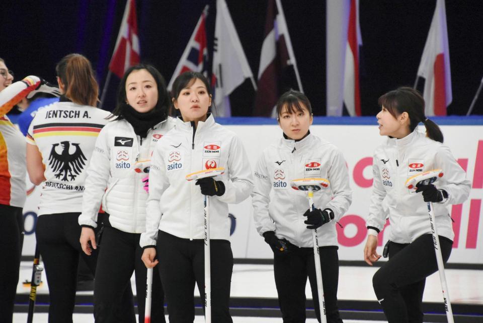 　トルコ戦に臨んだロコ・ソラーレの（左から）藤沢、吉田知、鈴木、吉田夕＝レーワルデン（共同）