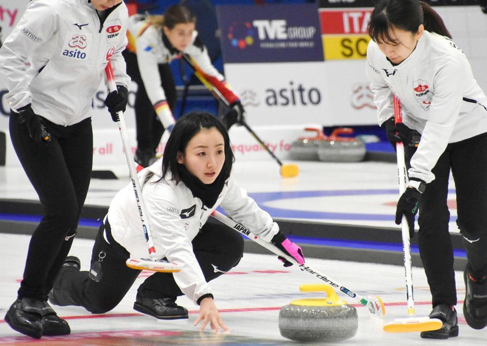 　トルコ戦でショットを放つ藤沢（中央）＝レーワルデン（共同）