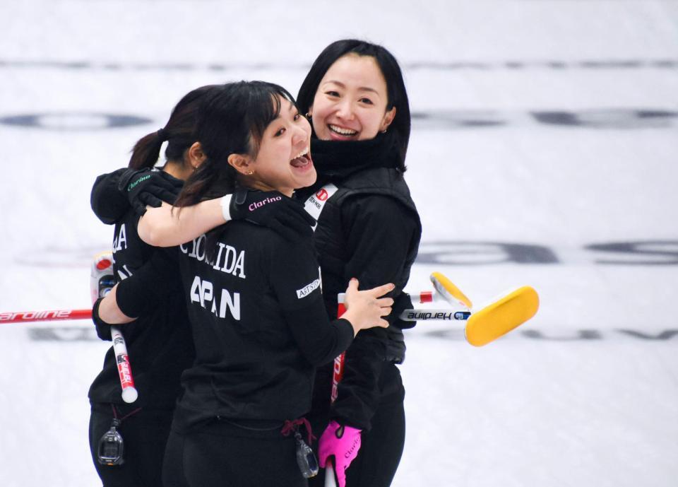 　女子プレーオフで韓国を破り、五輪出場を決めて喜ぶロコ・ソラーレの（右から）藤沢、吉田知ら＝レーワルデン（共同）