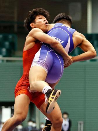 男子グレコローマン63キロ級決勝　優勝した清水賢亮（左）＝駒沢体育館