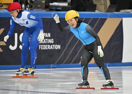 女子１０００メートルを制し、ガッツポーズを決める山名里奈。左は３着の神長汐音＝丸善インテック大阪プールアイススケート場（撮影・高部洋祐）