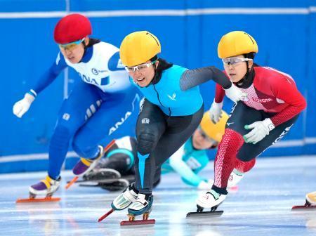 　女子１０００メートル決勝　優勝した山名里奈（中央）。右は２位の平井亜実、左は３位の神長汐音＝丸善インテック大阪プールアイススケート場