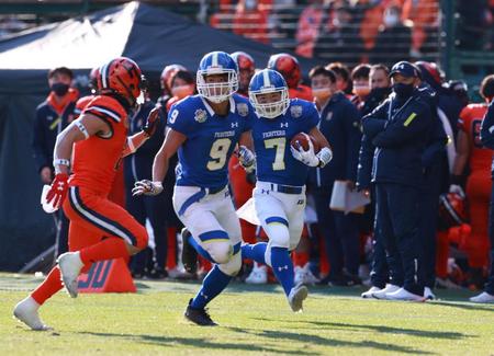 第３Ｑ、関学ＲＢ前島は約６８ヤード独走しタッチダウン（撮影・坂部計介）