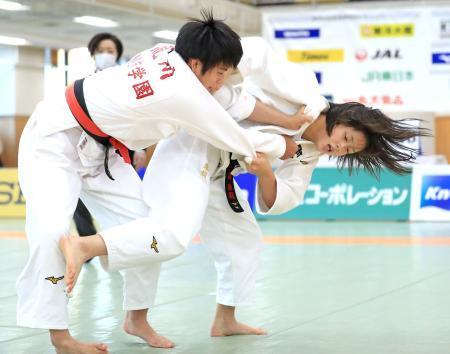 　女子５７キロ級決勝　優勝した大森朱莉（右）＝講道館（代表撮影）