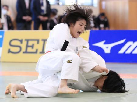 　女子４８キロ級決勝　優勝した吉岡光（上）＝講道館（代表撮影）