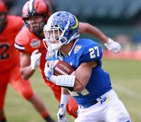 第２Ｑ、突進する関学ＲＢ・斉藤（撮影・坂部計介）