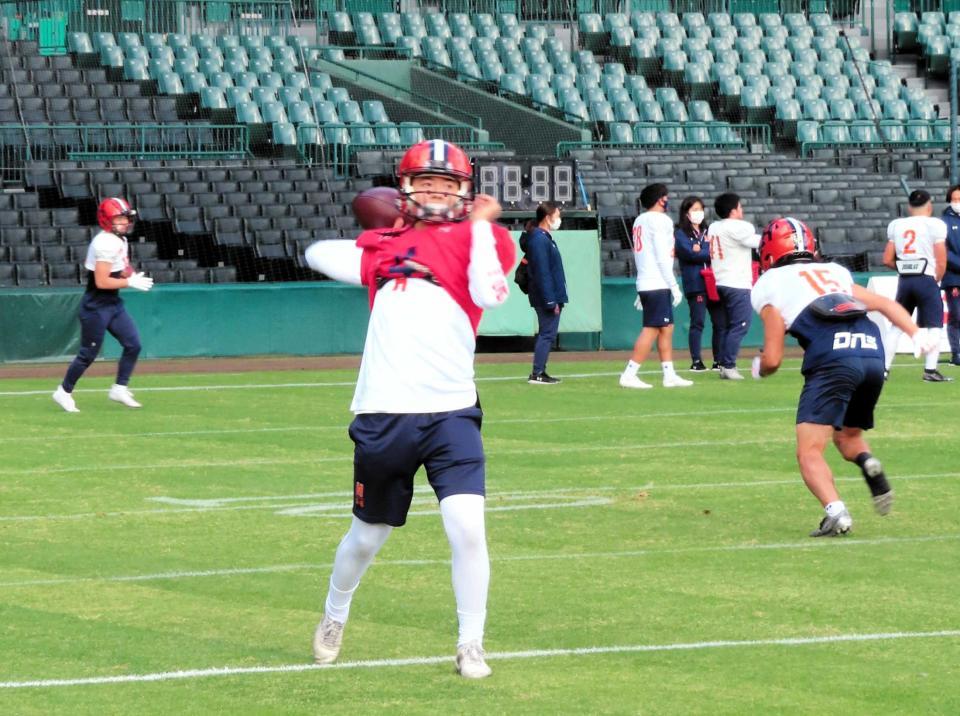 　練習する法大ＱＢ平井