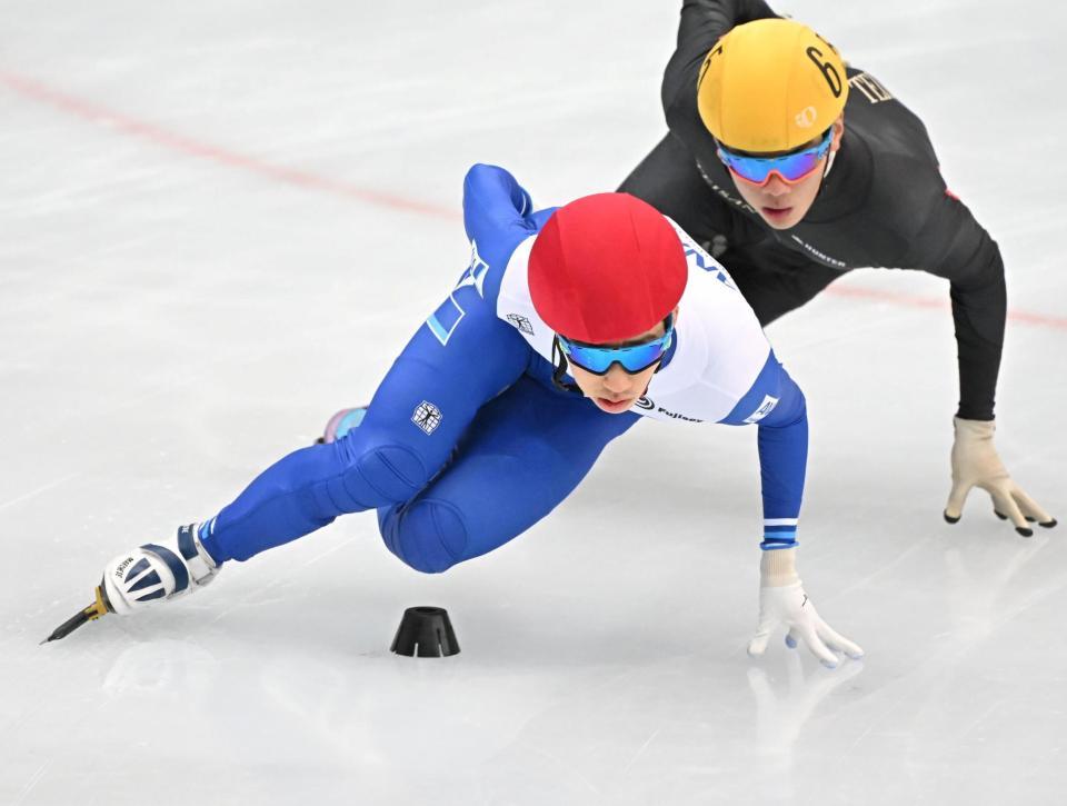 予選で力走する小池克典（手前）＝丸善インテック大阪プールアイススケート場（撮影・高部洋祐）