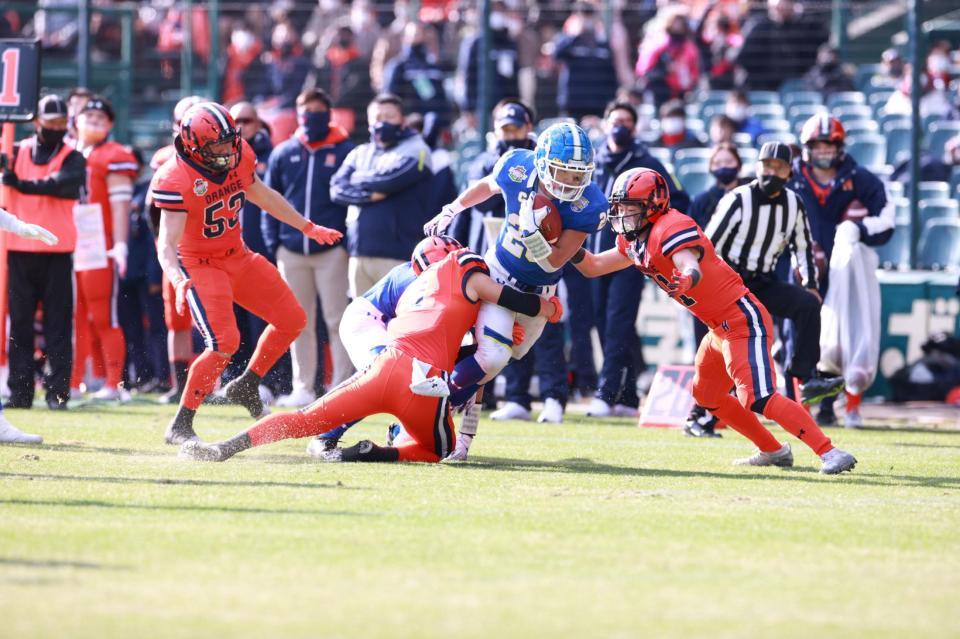 第１Ｑ、突進する関学ＲＢ・前田（撮影・坂部計介）