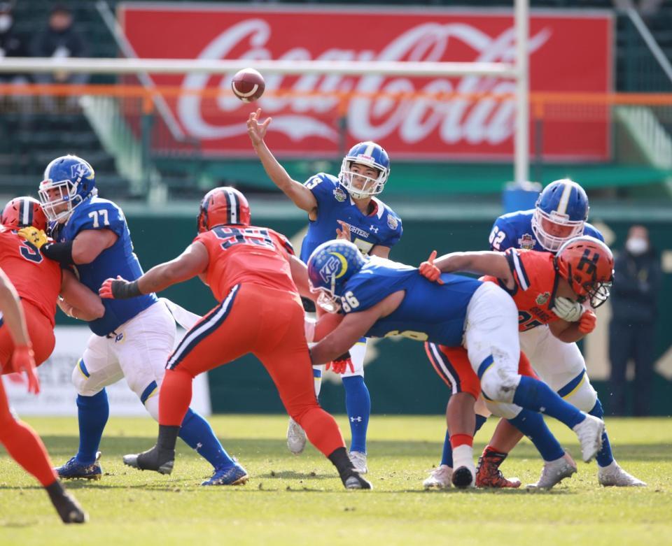 第１Ｑ、パスを出す関学ＱＢ・鎌田（撮影・坂部計介）