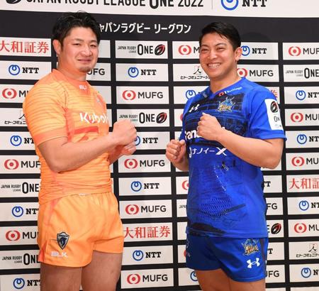 　笑顔でファイティングポーズのＳ東京ベイ・田村玲一と埼玉ＷＫ・坂手淳史＝東京・丸ビルホール（撮影・金田祐二）