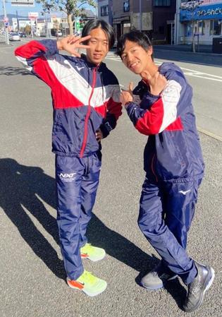 ポーズを決める三上雄太主将（左）と嶋津雄大（創価大提供）