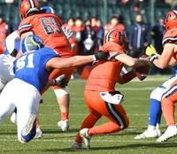 　第２Ｑ、関学大ディフェンスにつかまる法大ＱＢ平井