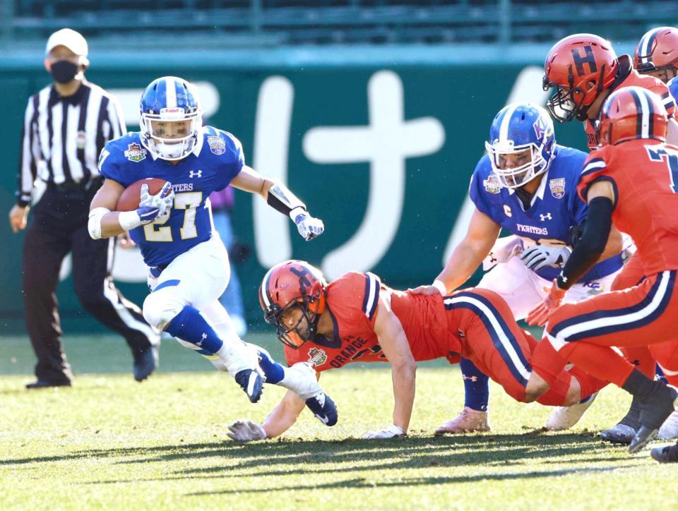 　第３Ｑ、法大ディフェンスをかわし抜け出す関学大ＲＢ・斎藤