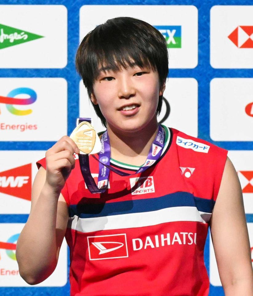 　女子シングルスで初優勝し、メダルを掲げる山口茜（共同）