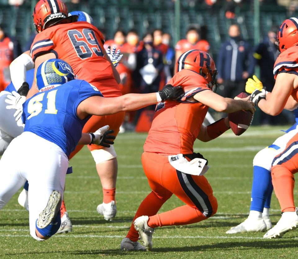 　第２Ｑ、関学大ディフェンスにつかまる法大ＱＢ平井