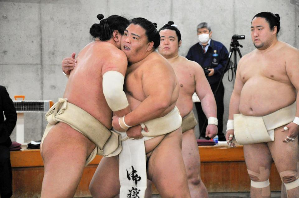 豊昇龍の寄りを残す御嶽海（右）＝代表撮影