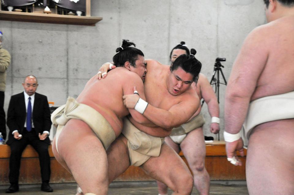 精力的に稽古した霧馬山（左）と豊昇龍（代表撮影）