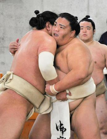 　豊昇龍の寄りを残す御嶽海（右）＝代表撮影