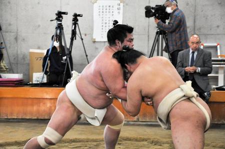 　元気に番数を重ねた妙義龍（左）＝代表撮影