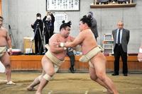 　激しい攻防を繰り広げた霧馬山（左）と豊昇龍（代表撮影）