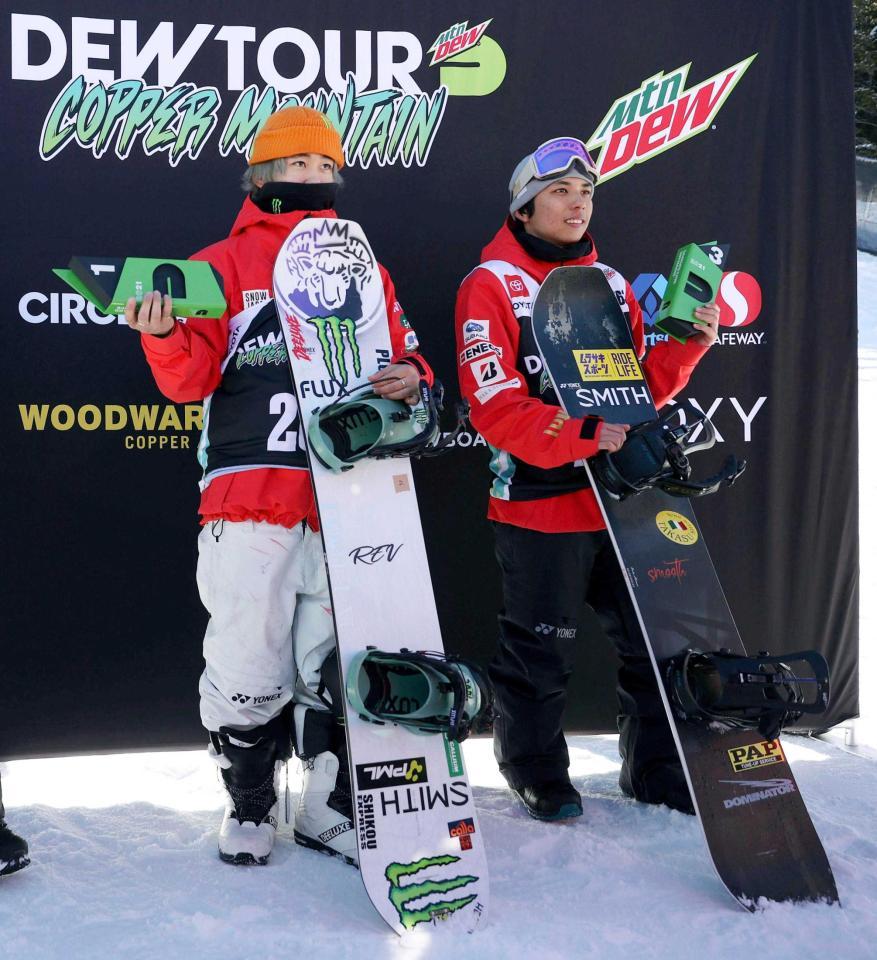 　男子ハーフパイプで優勝した戸塚優斗（左）と３位の平野流佳（ゲッティ＝共同）